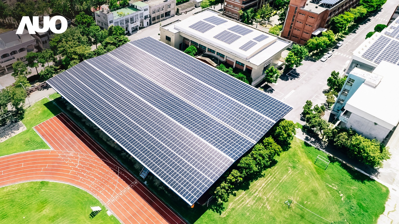 友達SunSteel光電整合型浪板具備快速安裝、輕量化優勢，可提升15%發電效能，通過國際IEC與國內VPC認證安全、防漏、耐候標準