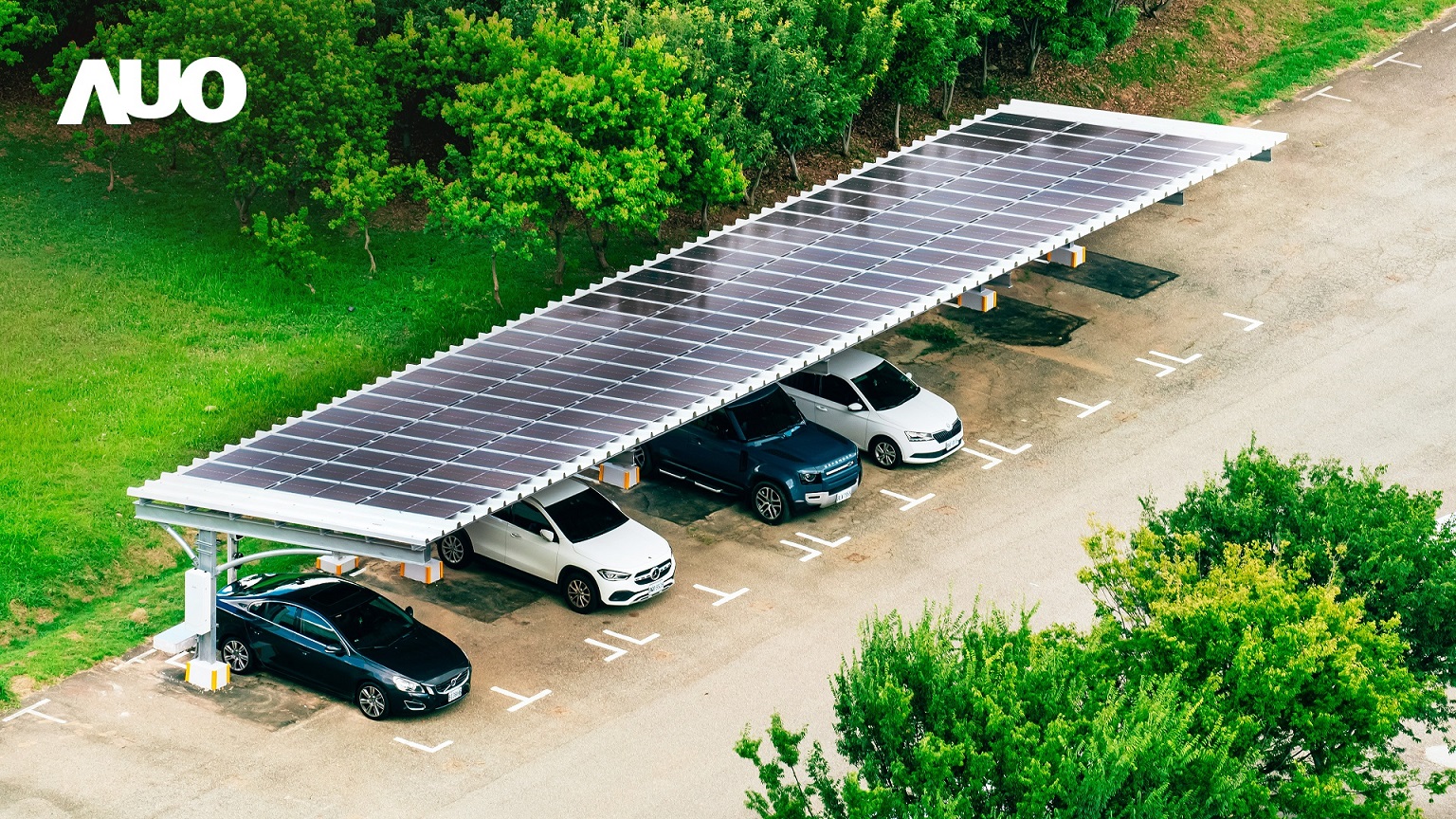 友達SunSteel光電整合型浪板具備快速安裝、輕量化優勢，可提升15%發電效能，通過國際IEC與國內VPC認證安全、防漏、耐候標準