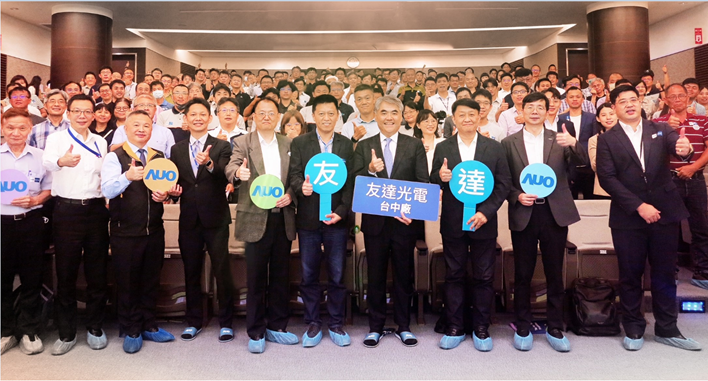 友達以太陽能解決方案領航者，跨足建築領域，4日在台中廠區舉辦「光電建築一體化研討會」，邀請產業先驅共同推動綠化，打造新一代智慧綠建築。